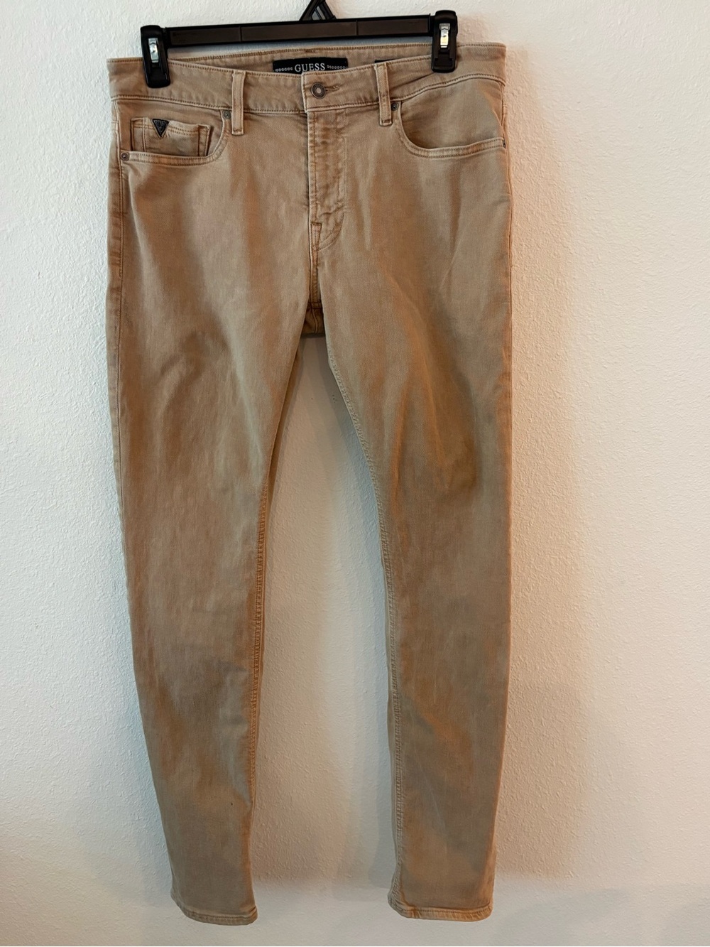 GUESS Men’s Tan Slim Chino Pants